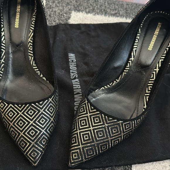 Nicholas Kirkwood Black and Gold Pumps size 8.5 - Picture 2 of 4